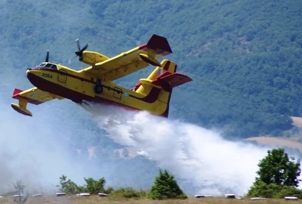 Οι πυροσβεστικές δυνάμεις και τα μέσα που επιχειρούν στα Γεράνια όρη